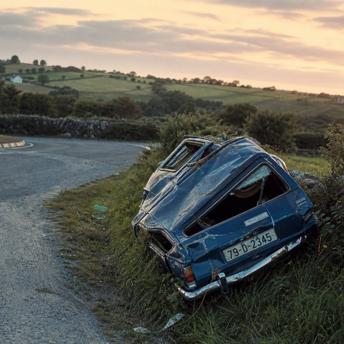 Ein verunfalltes Auto auf einer Landstraße in Irland